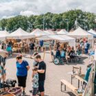 Marktstände auf dem Künstlermarkt "Rügen kreativ" in Lauterbach am Hafen