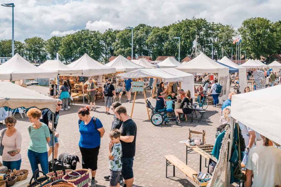 Marktstände auf dem Künstlermarkt "Rügen kreativ" in Lauterbach am Hafen