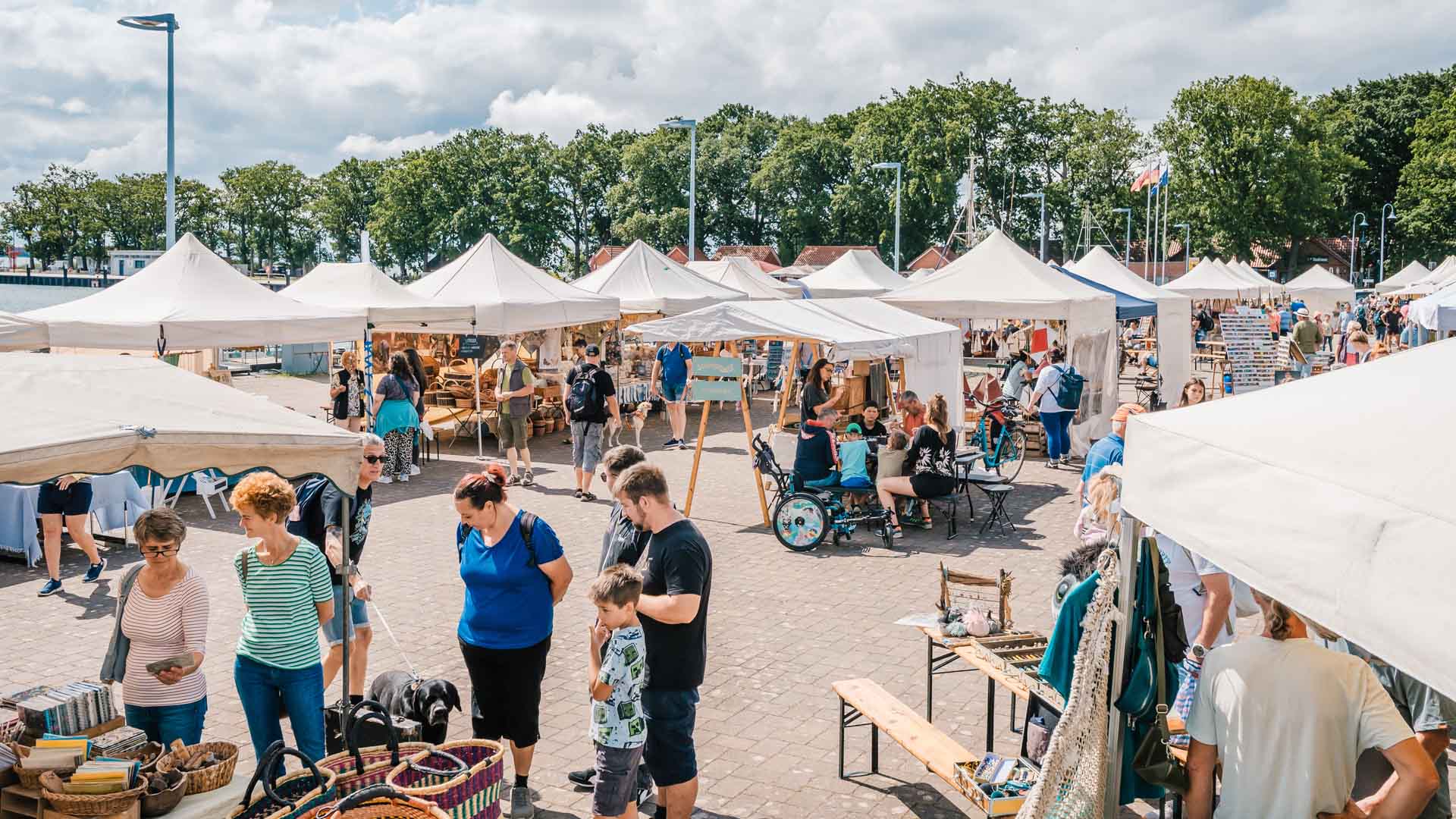 Marktstände auf dem Künstlermarkt "Rügen kreativ" in Lauterbach am Hafen