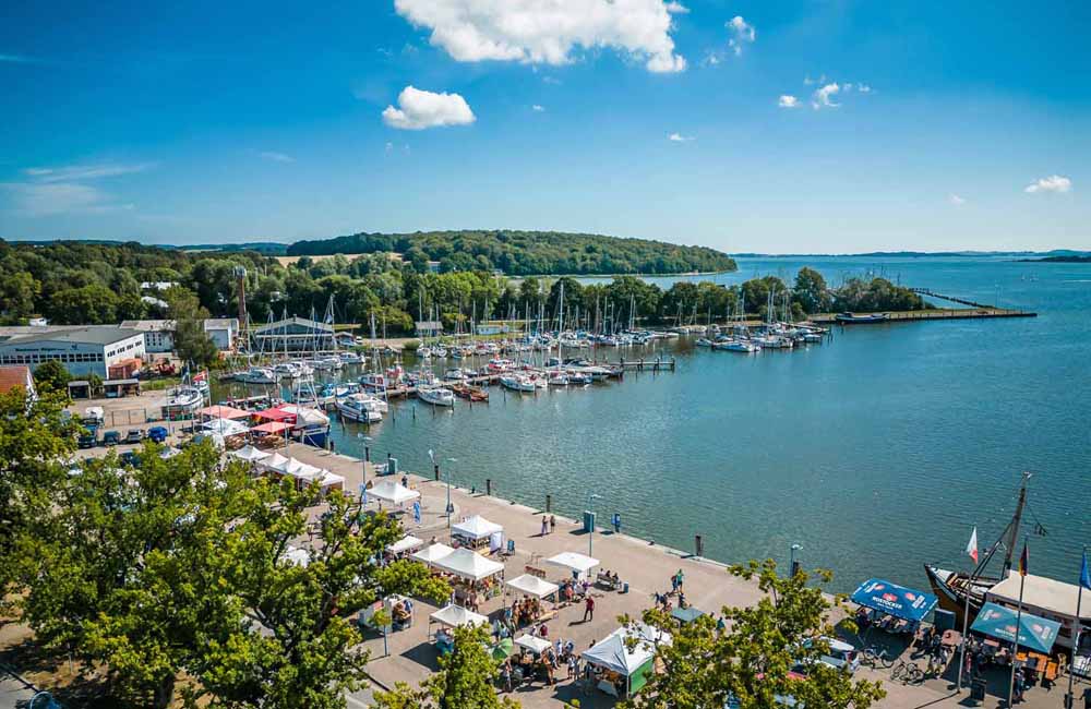 Luftaufnahme des Hafen von Lauterbach mit Künstlermarkt Rügen kreativ