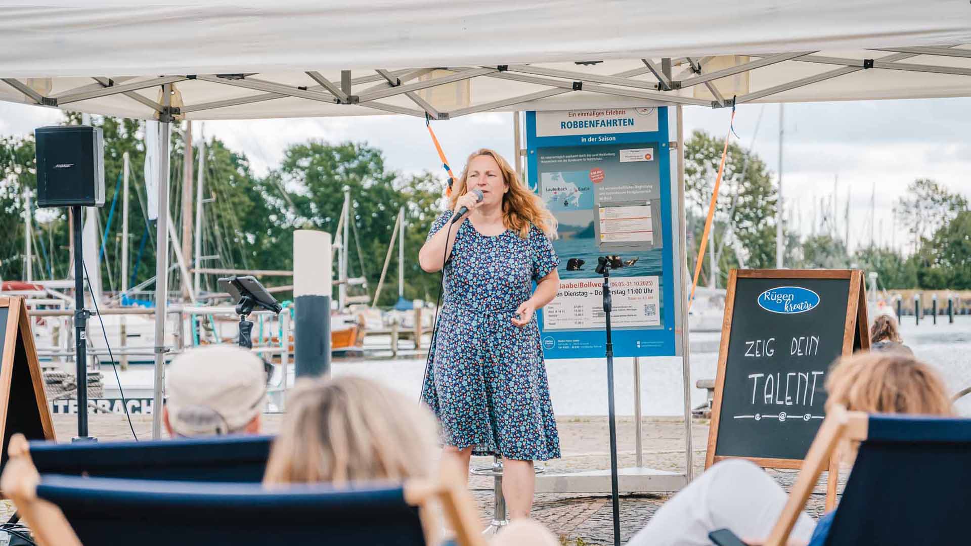 Sängerin LoreLei singt auf der offenen Bühne bei Rügen kreativ in Lauterbach am Hafen. Foto: Mirko Boy